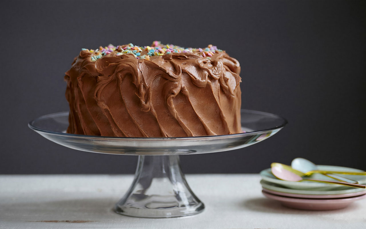 Un pastel de chocolate con glaseado, de esos que recuerdas sus ingredientes mediante procesamiento cognitivo.