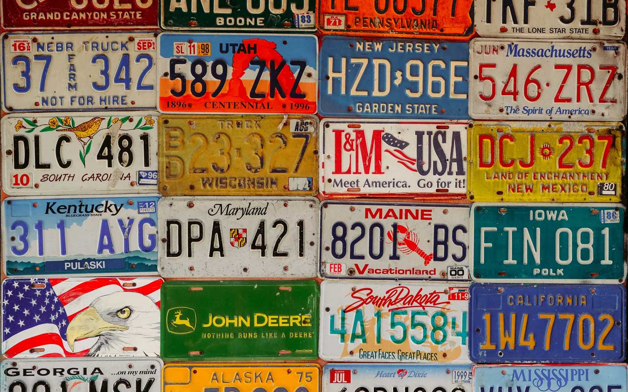 Placas de licença (também chamadas de placas numéricas) de muitos estados diferentes nos EUA.