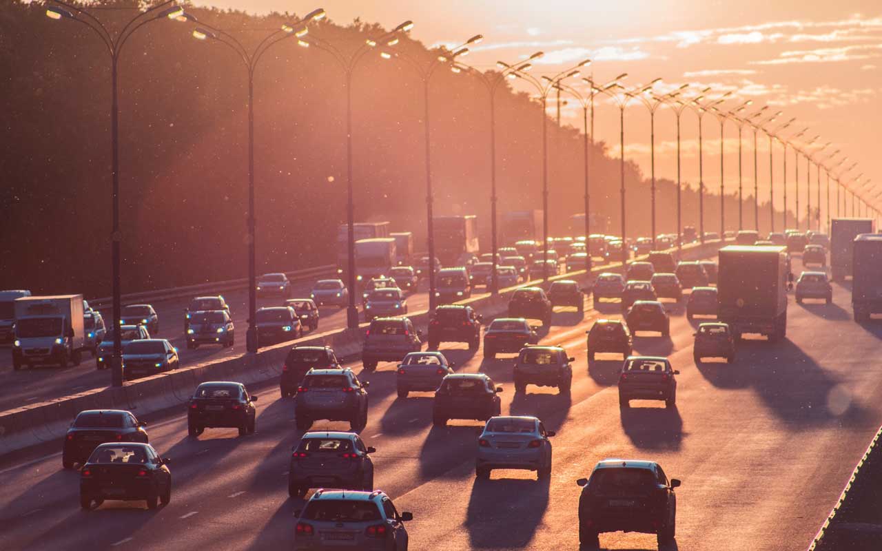 Auto's in het verkeer. Uw aandacht is nuttig bij het luisteren naar muziek of podcasts terwijl u in de file staat.