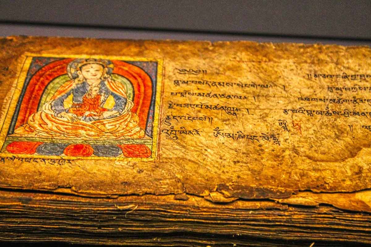 An ancient illustrated scroll with an illustration and written characters.