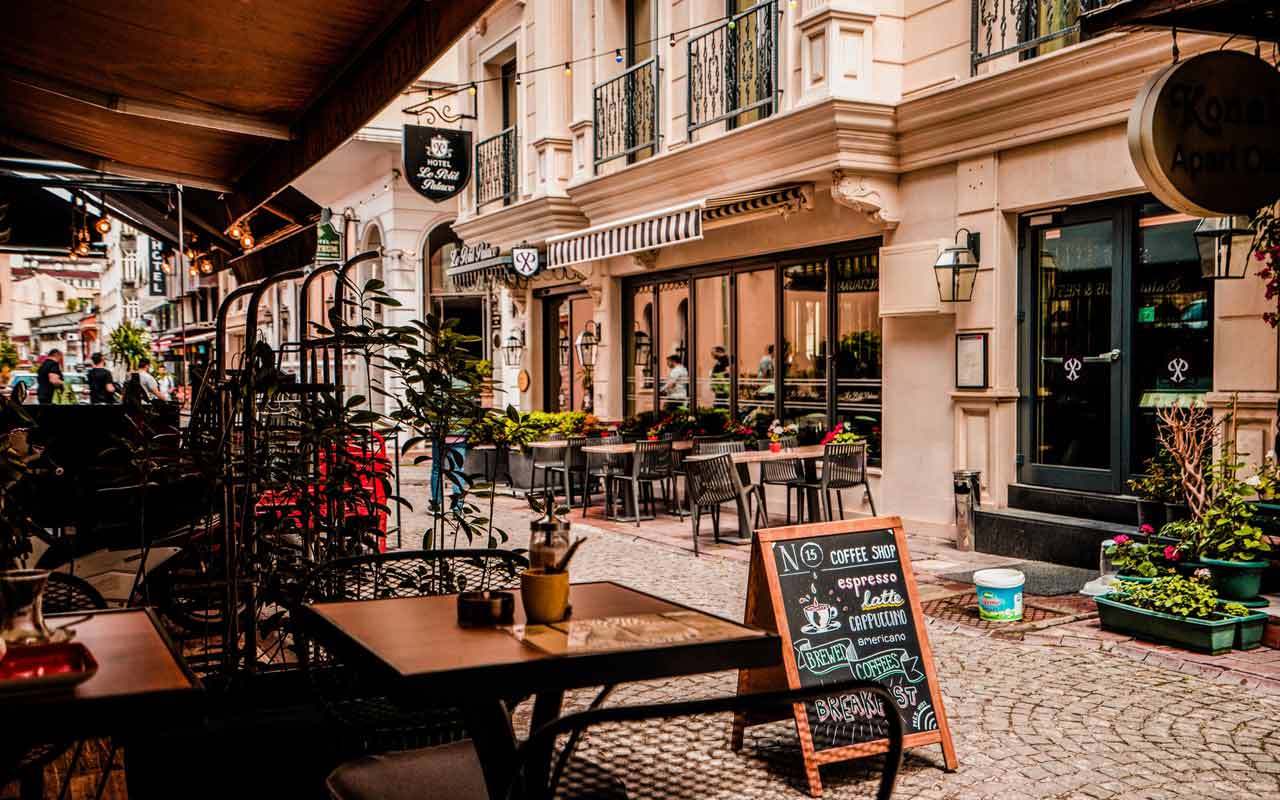 A cafe with outdoor seating. Choosing multiple outdoor locations to study in can help keep you healthy while you study effectively.