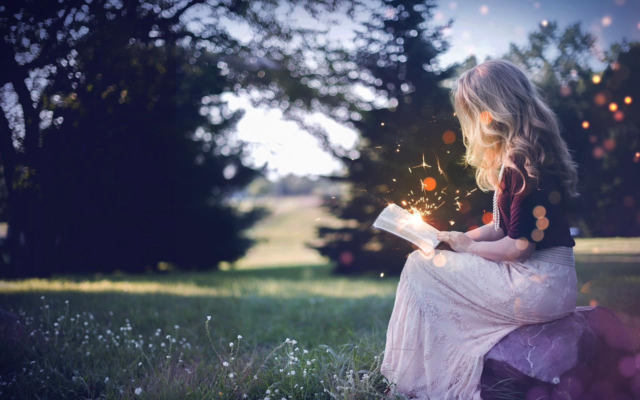  una donna con un libro magico