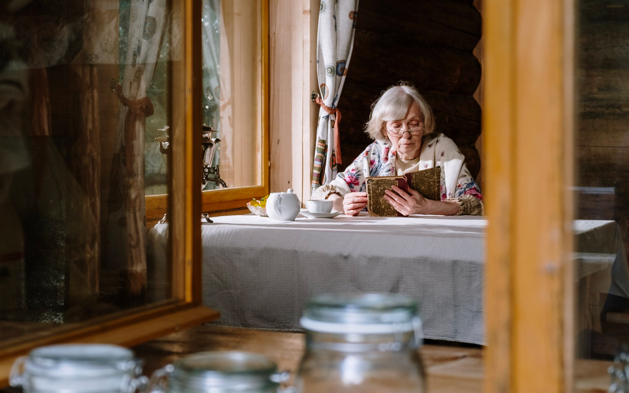 een oude vrouw leest een boek