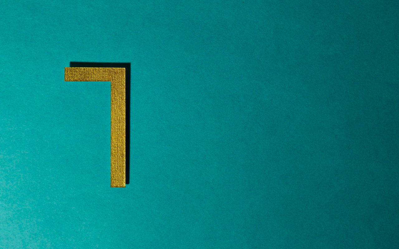 number 7 on a green background
