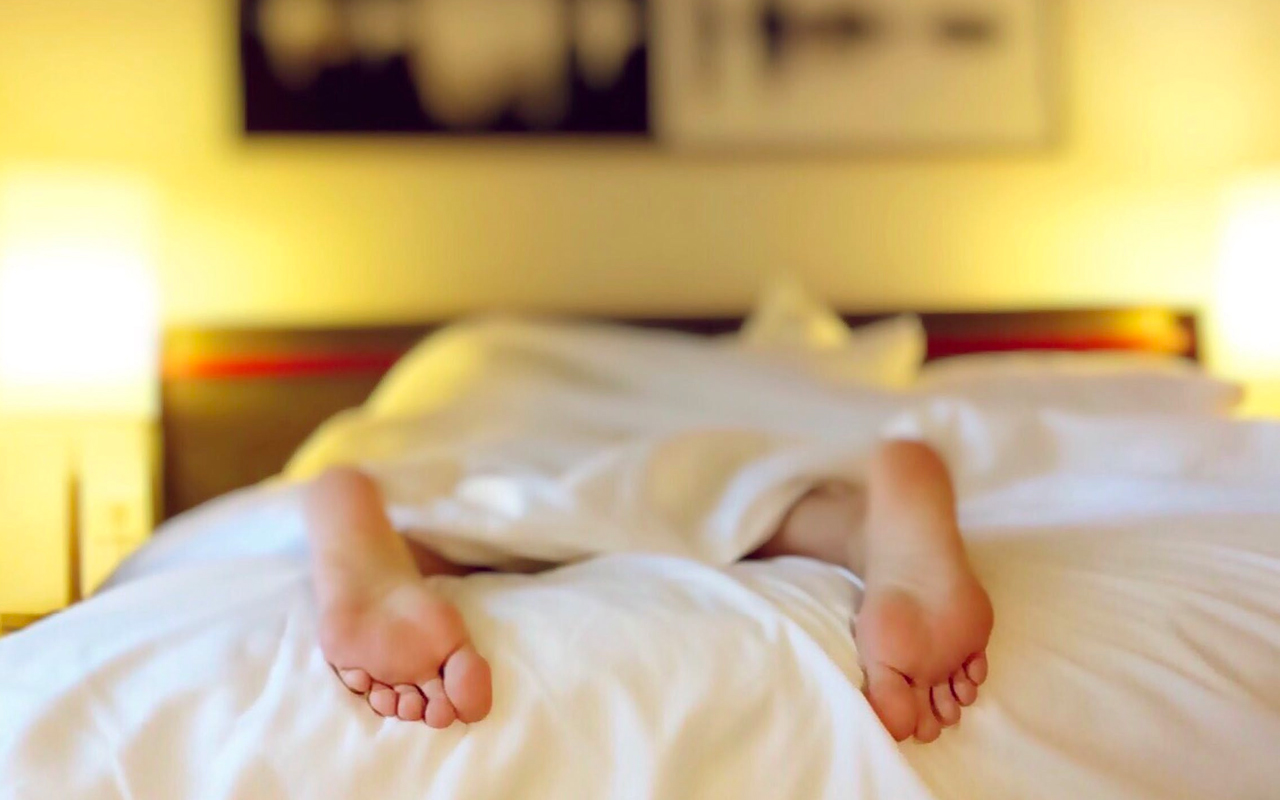 a person is sleeping without covering the feet