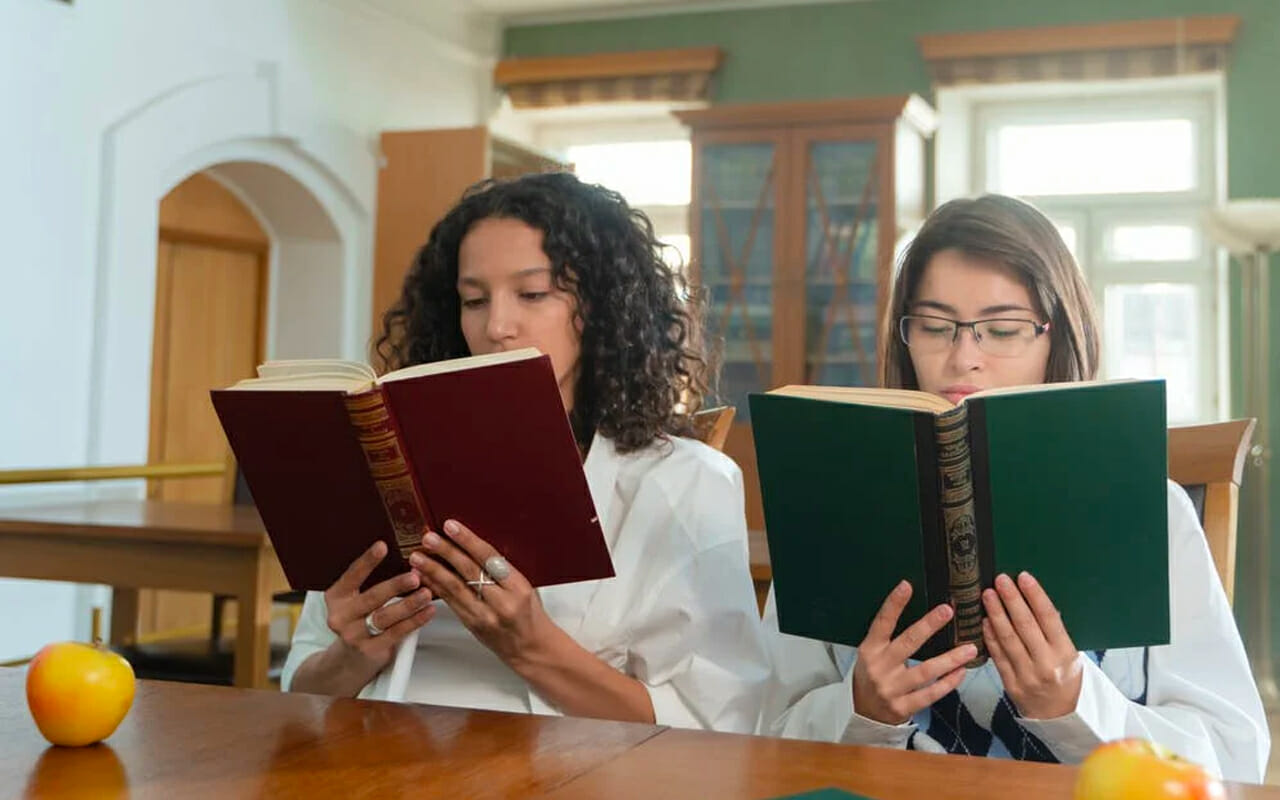 girls are reading red and green books